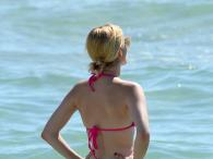 Emma Roberts roześmiana w różowym bikini